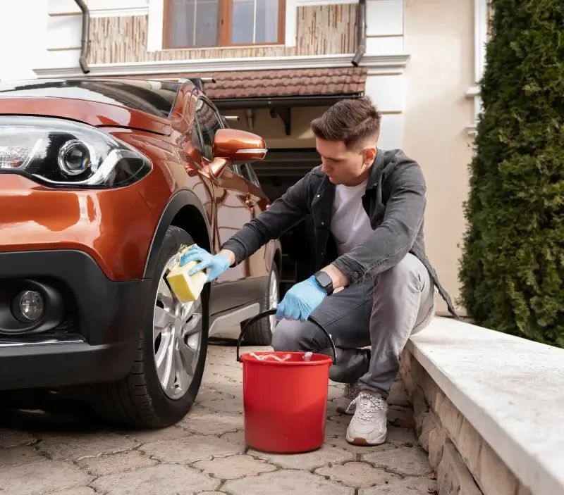 Lavage auto à domicile Paray-Vieille-Poste : professionnel intervenant sur un véhicule
